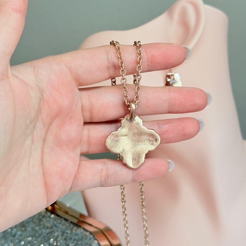 ⚜️ Elegant Gold Pendant Necklace - Picture 7 of 8